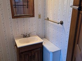 93 Cross St, Gardner MA 01440