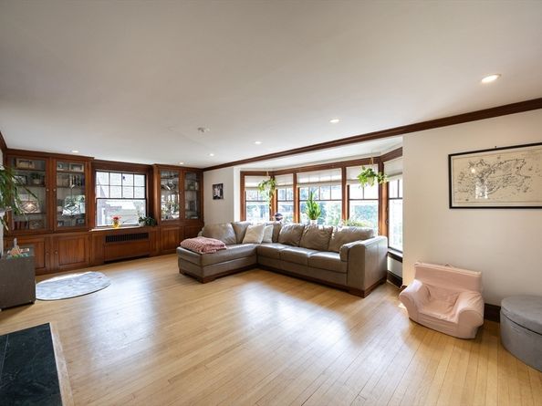 25 Brewster Rd, Framingham MA 01702