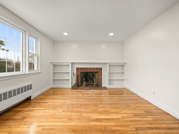 24 Oak St, Brockton MA 02301