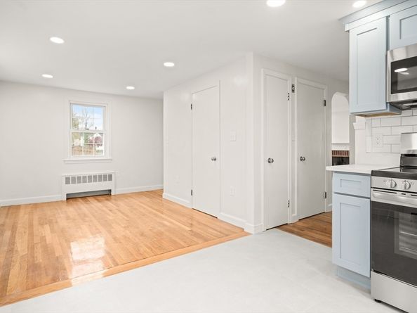 24 Oak St, Brockton MA 02301