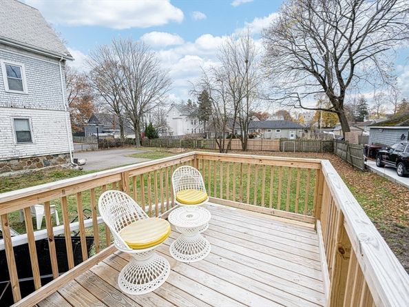 24 Oak St, Brockton MA 02301