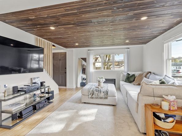 2 Summit Ter, Peabody MA 01960