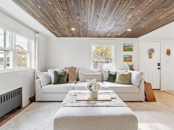 2 Summit Ter, Peabody MA 01960