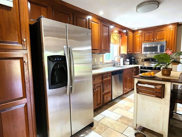 3 Birch Cir, Hopedale MA 01747