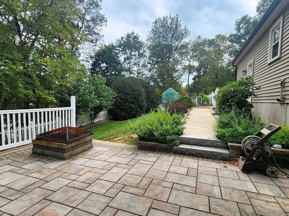 3 Birch Cir, Hopedale MA 01747