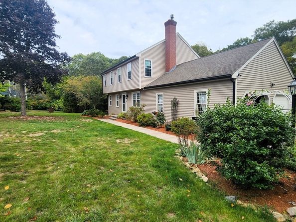 3 Birch Cir, Hopedale MA 01747