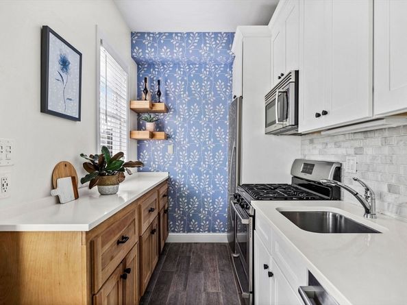 296 E 8th St 3, Boston MA 02127