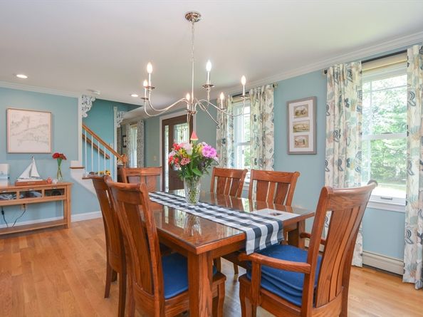 2 Crestview Dr, Mendon MA 01756