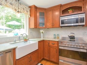 2 Crestview Dr, Mendon MA 01756