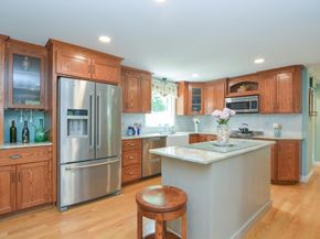 2 Crestview Dr, Mendon MA 01756