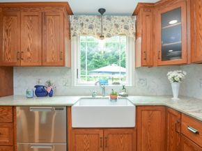 2 Crestview Dr, Mendon MA 01756