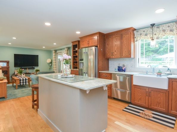2 Crestview Dr, Mendon MA 01756