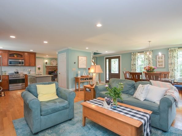 2 Crestview Dr, Mendon MA 01756