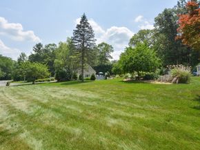 2 Crestview Dr, Mendon MA 01756