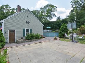 2 Crestview Dr, Mendon MA 01756