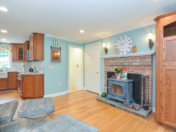 2 Crestview Dr, Mendon MA 01756