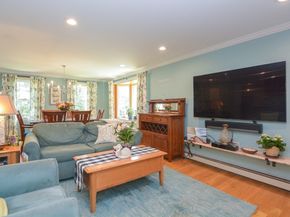 2 Crestview Dr, Mendon MA 01756