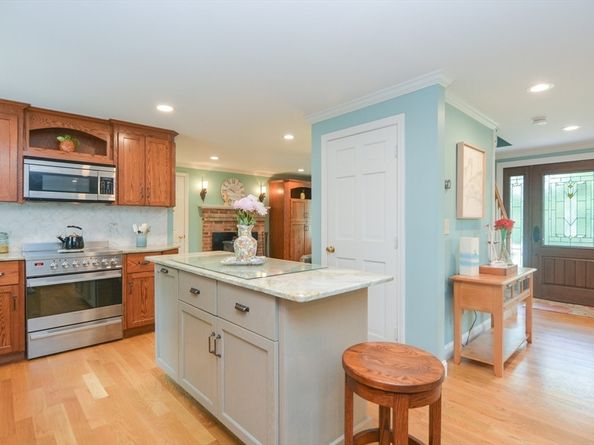 2 Crestview Dr, Mendon MA 01756