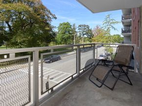 80 Salisbury St 206, Worcester MA 01609