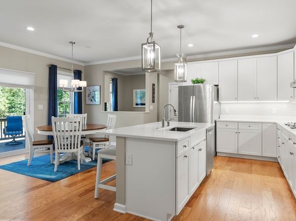 198 Stonehaven Dr, Weymouth MA 02190