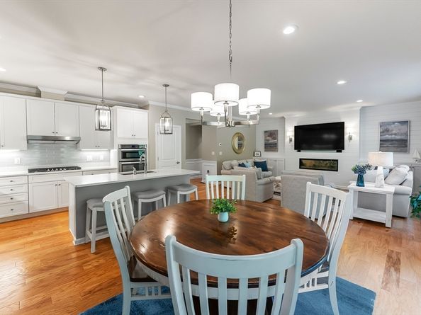 198 Stonehaven Dr, Weymouth MA 02190