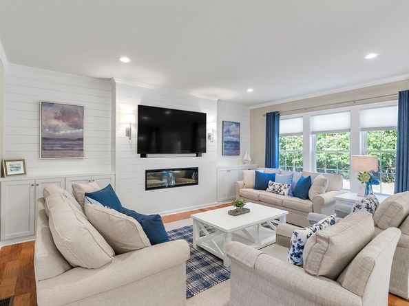 198 Stonehaven Dr, Weymouth MA 02190