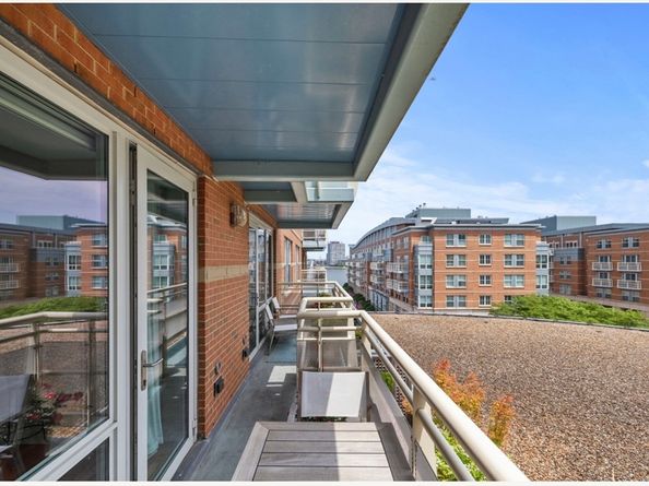 2.5 Battery Wharf 2408, Boston MA 02109