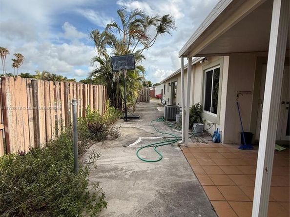 19926 NW 67th Pl, Hialeah FL 33015