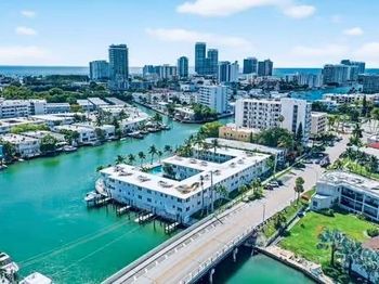 7207 Bay Dr