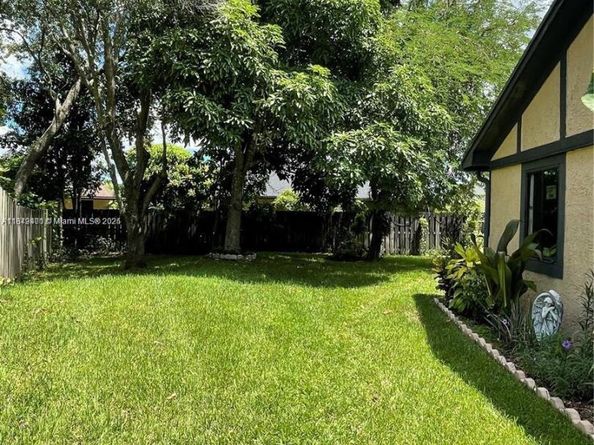 9209 NW 49th Pl, Sunrise FL 33351