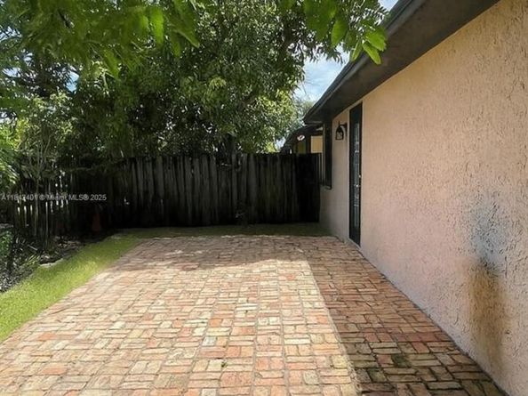 9209 NW 49th Pl, Sunrise FL 33351