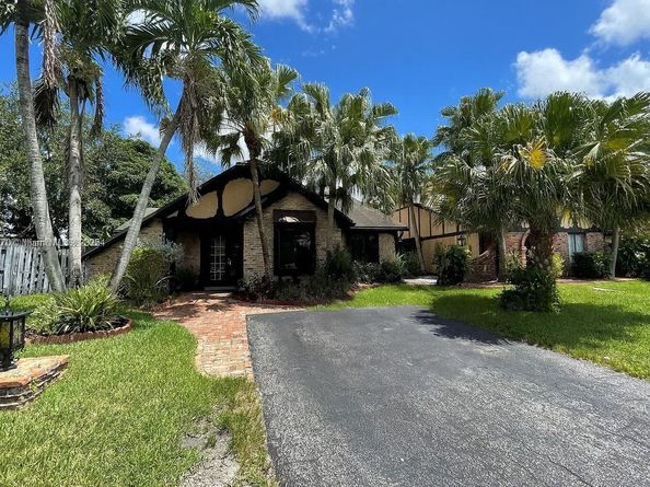 9209 NW 49th Pl, Sunrise FL 33351