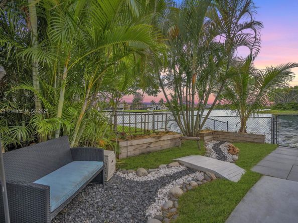 214 SW 180th Ave, Pembroke Pines FL 33029