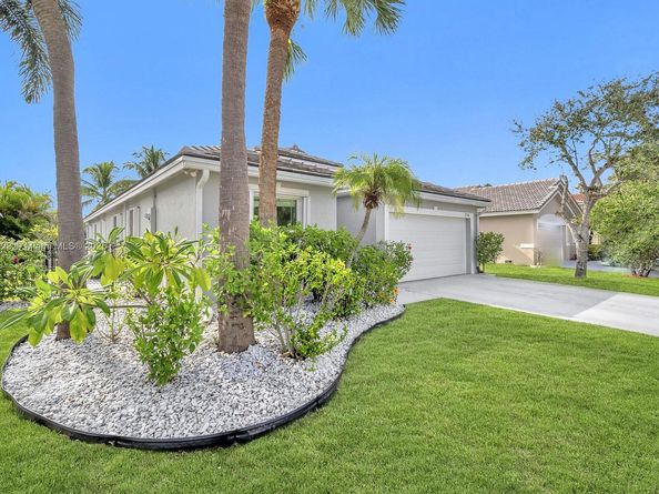 214 SW 180th Ave, Pembroke Pines FL 33029