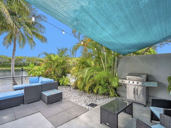 214 SW 180th Ave, Pembroke Pines FL 33029
