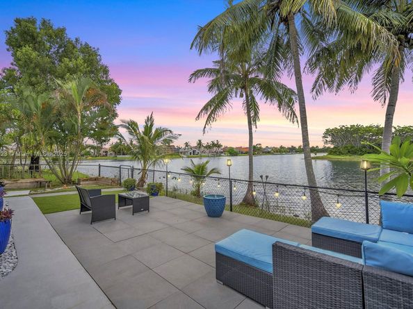 214 SW 180th Ave, Pembroke Pines FL 33029