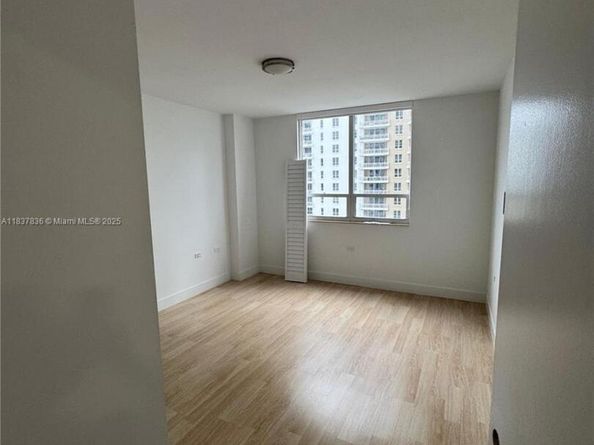 801 Brickell Key Blvd 1005, Miami FL 33131