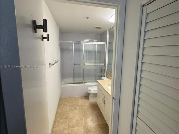 801 Brickell Key Blvd 1005, Miami FL 33131