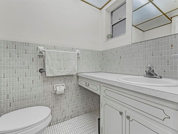 330 SE 2nd St 103G, Hallandale Beach FL 33009