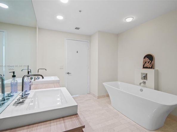 17111 Biscayne Blvd 1805, North Miami Beach FL 33160