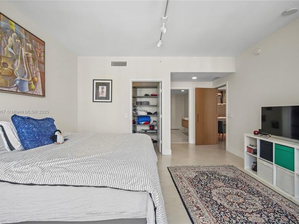 17111 Biscayne Blvd 1805, North Miami Beach FL 33160