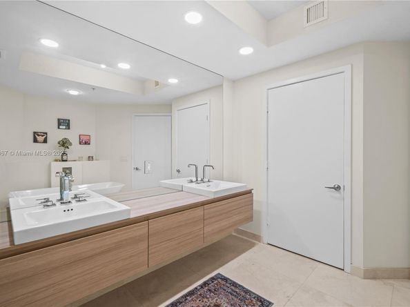 17111 Biscayne Blvd 1805, North Miami Beach FL 33160