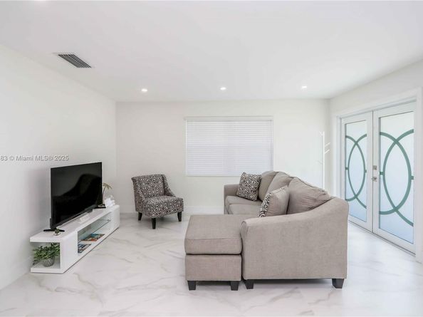 1030 SW 10th Ave, Miami FL 33130