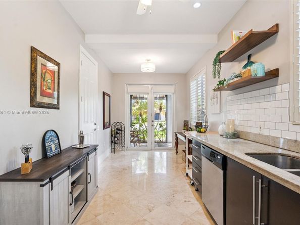 704 SW 16th St, Fort Lauderdale FL 33315