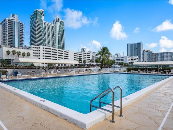 600 Parkview Dr 227, Hallandale Beach FL 33009