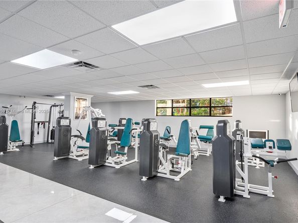 600 Parkview Dr 227, Hallandale Beach FL 33009