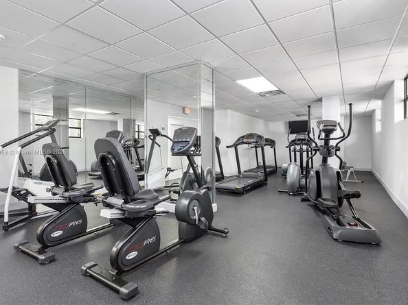 600 Parkview Dr 227, Hallandale Beach FL 33009