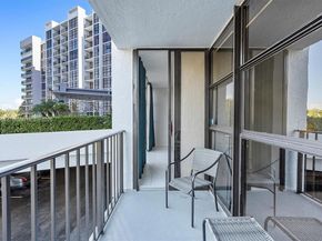 600 Parkview Dr 227, Hallandale Beach FL 33009