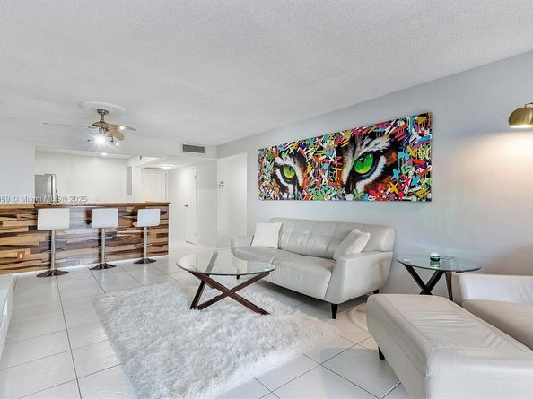 600 Parkview Dr 227, Hallandale Beach FL 33009