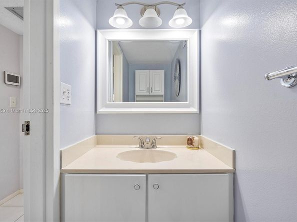 600 Parkview Dr 227, Hallandale Beach FL 33009